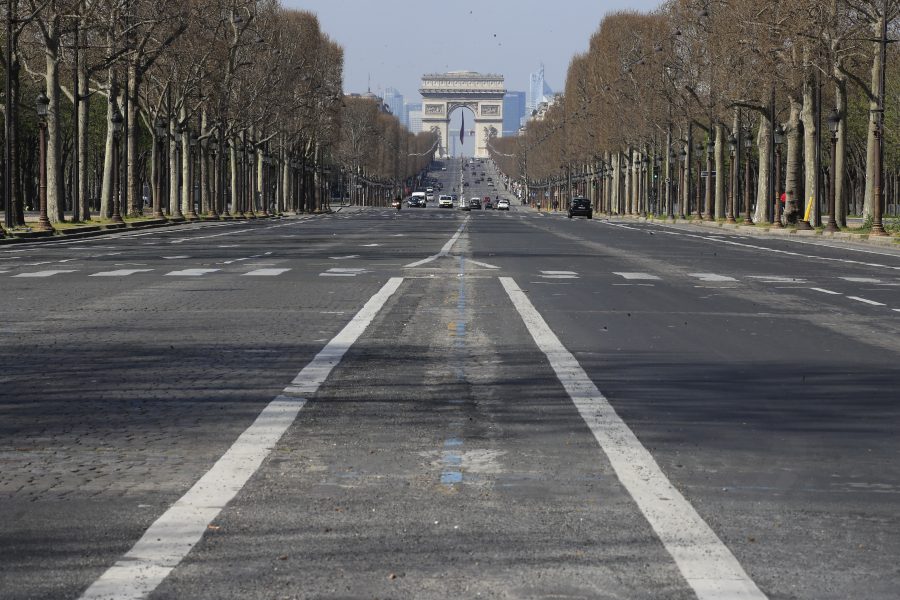 En i det närmaste bilfri Champs-Élysées i Paris, fotograferad den 19 mars.