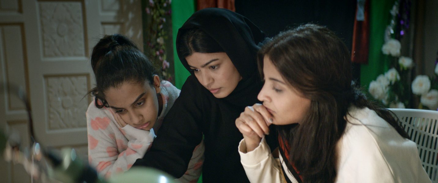 Nora Al Awadh, Mila Alzahrani och Dae Al Hilali spelar de tre systrarna i "En kvinnas val".