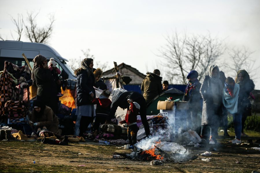 Migranter har samlats på ett fält på den turkiska sidan om gränsfloden Meric (Evros).