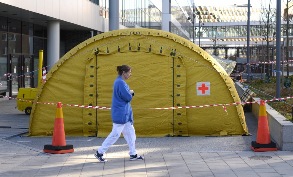För att möta efterfrågan på vård har ett tält rests utanför entrén till intensivvårdsakuten vid Nya Karolinska i Solna.