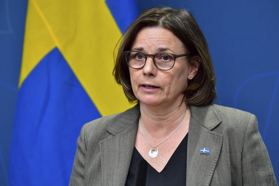 Miljö- och klimatminister Isabella Lövin (MP) under pressträffen.