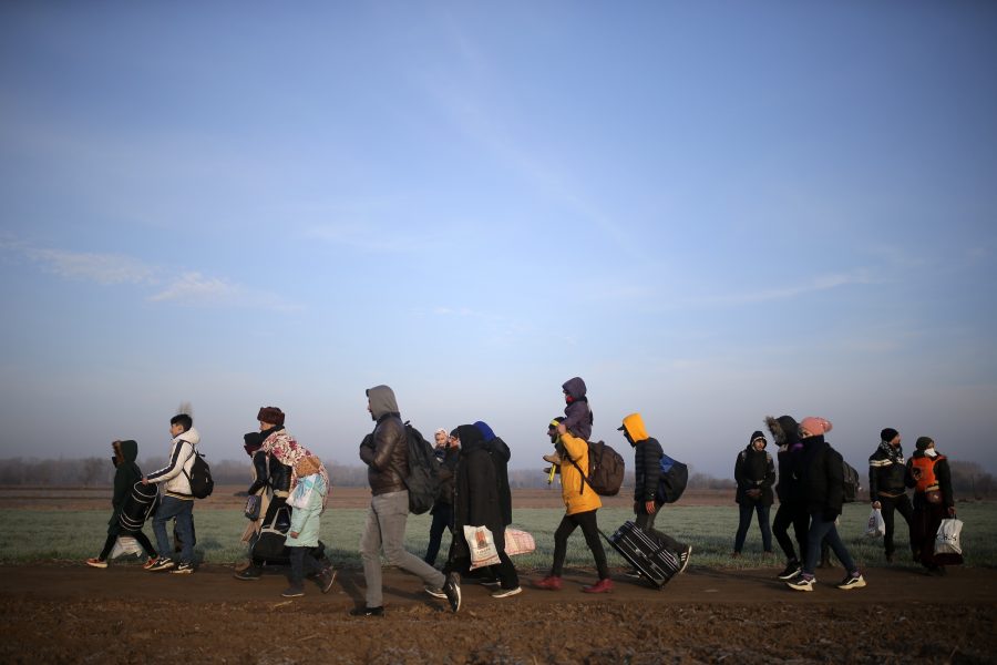 Migranter vandrar mot gränsövergången vid grekiska Pazarakule på söndagsmorgonen.