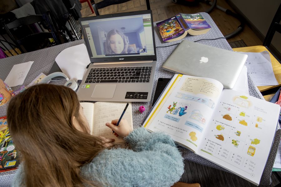 Det pågående coronautbrottet visar att det blir en överbelastning på nätet när allt fler arbetar hemifrån och använder digitala verktyg, till exempel i skolundervisning.