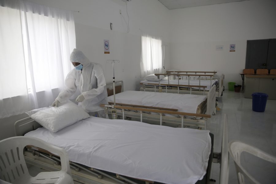 Vårdarbetare förbereder ett rum där coronaviruspatienter ska isoleras på ett sjukhus i Jemens huvudstad Sanaa.