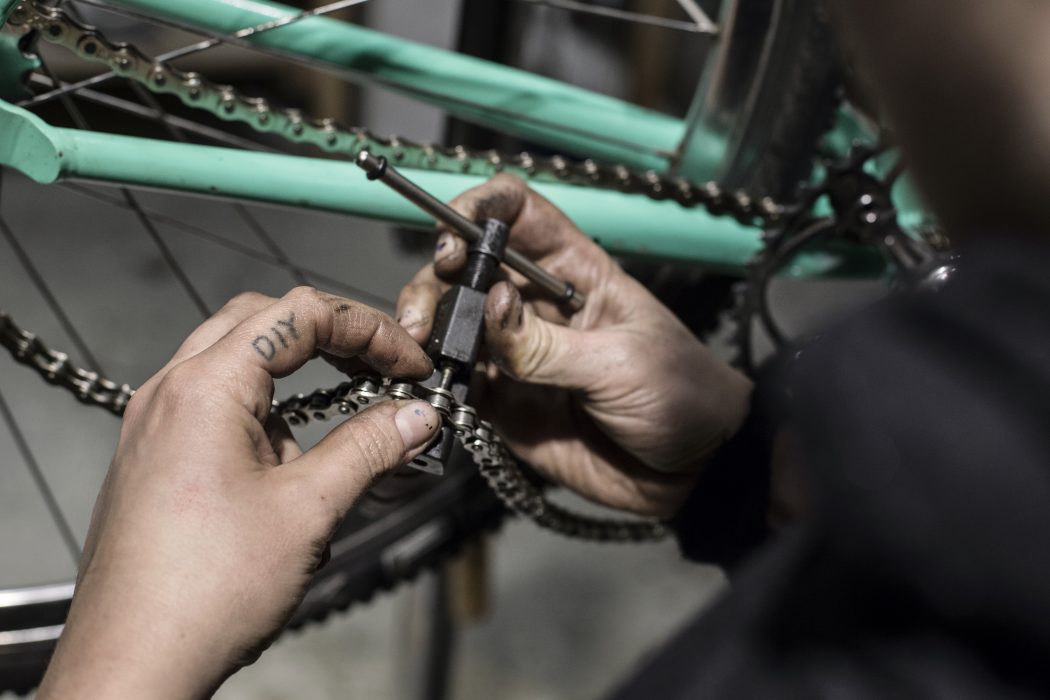 STOCKHOLM 2016-04-14
Fixed gear-cyklisterna i nätverket Cats står för något eget i en annars exkluderande och manlig cykelkultur.
Bilden: Karina fixar till sin cykel från all smuts som samlats under vintern. Hon skruvar isär nästa alla delar och putsar dem separat.
DIY som står tatuerat på fingret står för "do it yourself".
Foto: Anders Ahlgren / SvD / TT / Kod: 71756
** OUT DN, Dagens Industri (även arkiv) ** Glöm inte att kolla kedjan och bromsarna innan du sätter dig på hojen