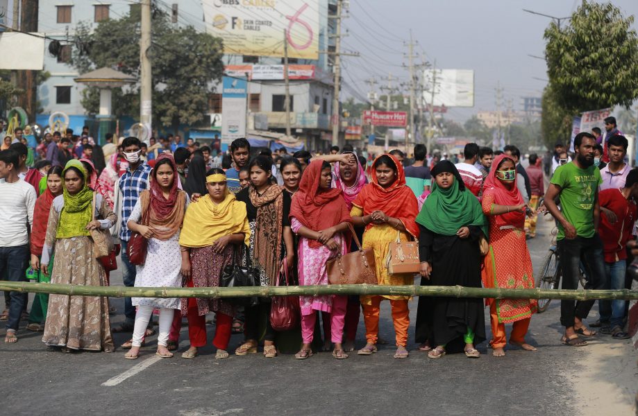 Textilarbetare i Bangladesh protesterar mot låga löner.