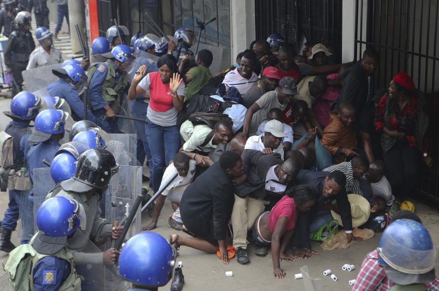 Polis omringar människor som samlats för att lyssna på oppositionspolitikern Nelson Chamisa i Harare, Zimbabwe i november.