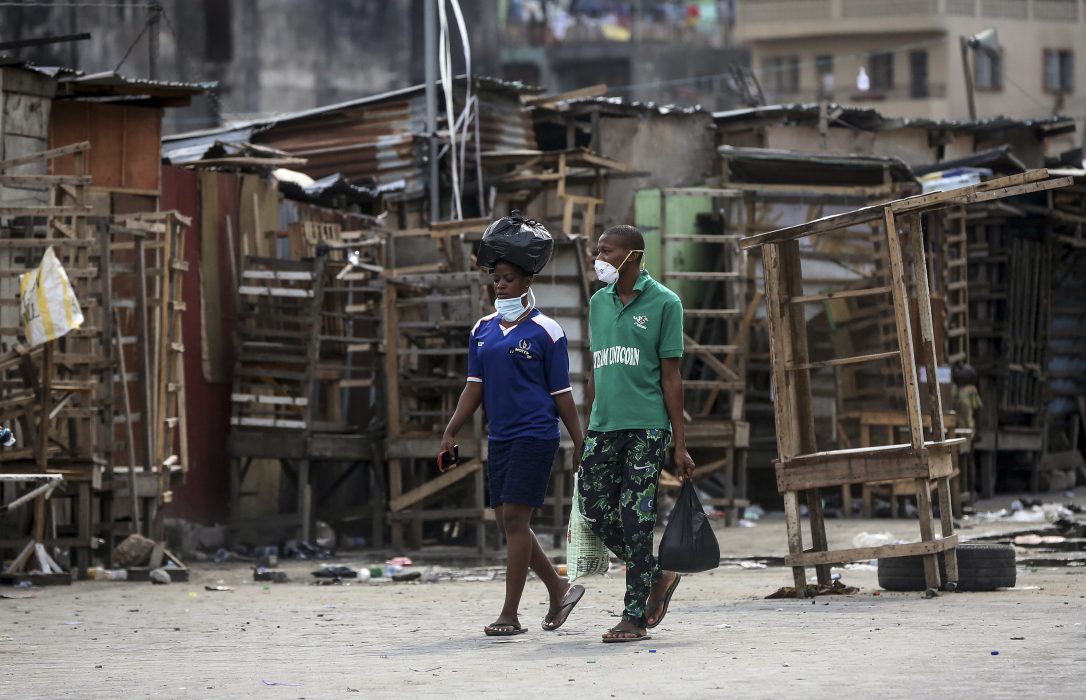 Stängda gatustånd vid en marknad i Nigerias största stad Lagos där myndigheterna stängt ner all icke samhällsbärande verksamhet för att försöka bromsa virusutbrottet.