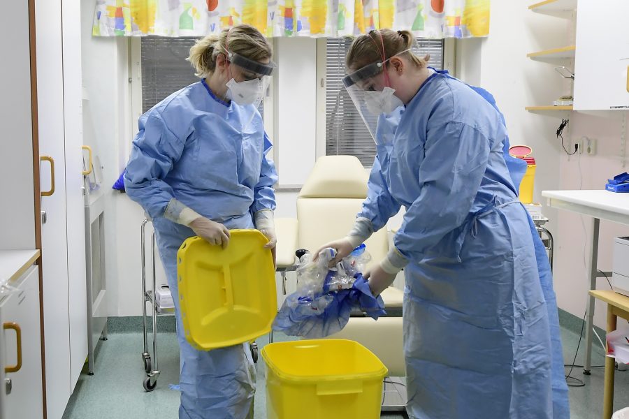  Sjukvårdspersonal med skyddskläder och ansiktsvisir på infektionskliniken i Kalmar.