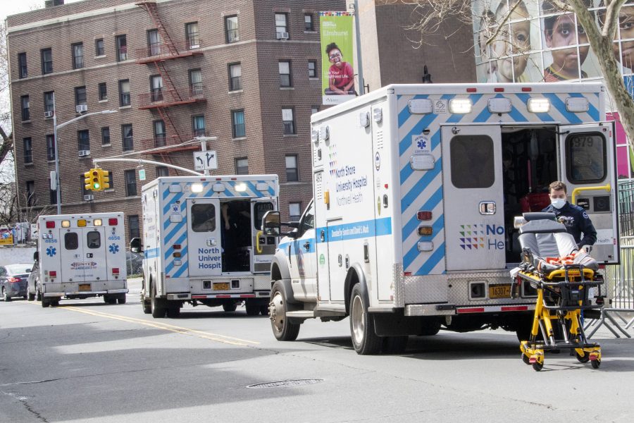 Ambulanser köar utanför Elmhurst Hospital i Queens i New York – ett sjukhus dit många coronaviruspatienter förs.