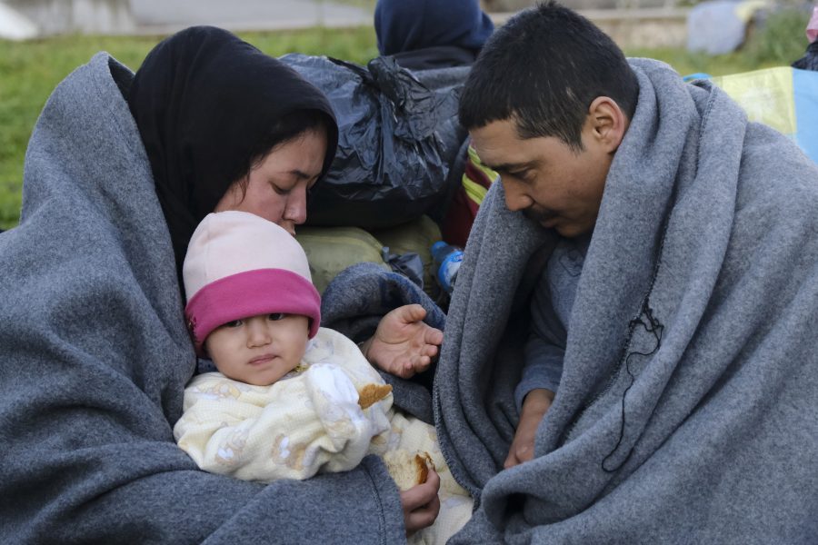 En familj på flykt som anlände till ön Lesbos i Grekland i början på mars.