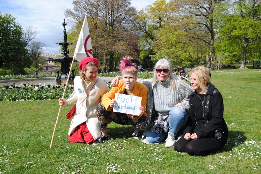 Karin Sunde Persson, Elsa Andersson, Ann Engqvist och Annica Albin firar den friande domen i Kungsparken i Malmö.
