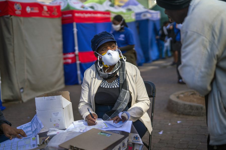 En vårdanställd i Johannesburg, Sydafrika, registrerar personer som ska testa sig för covid-19, liksom hiv och tuberkulos.