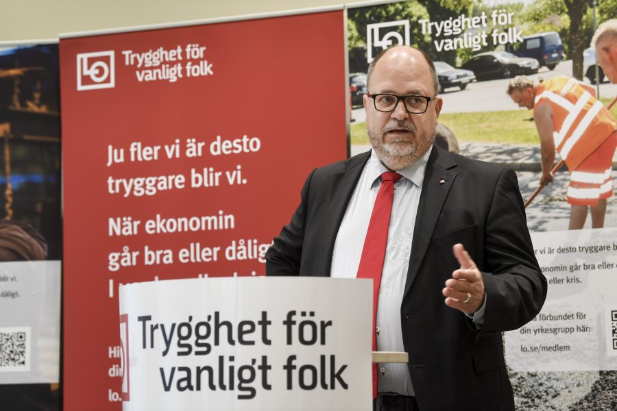 "Vi ser framför oss en ganska stor politisk strid om vilket samhälle vi ska bygga", säger LO-ordförande Karl-Petter Thorwaldsson vid en pressfrukost i LO-borgen på första maj.