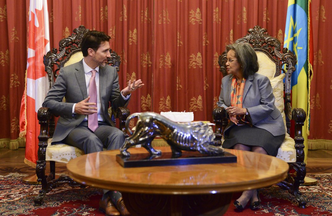 Prime Minister Justin Trudeau meets with President of Ethiopia Sahle-Work Zewde at the Presidential Palace in Addis Ababa, Ethiopia on Saturday, Feb. 8, 2020. (Sean Kilpatrick/The Canadian Press via AP) SKP113 Etiopiens president Sahle-Work Zewde i ett möte med Kanadas premiärminister Justin Trudeau i början av året