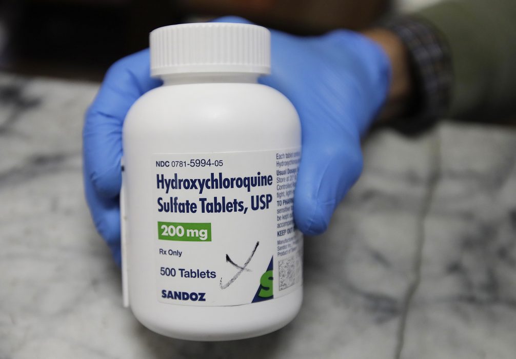 A pharmacist shows a bottle of the drug hydroxychloroquine on Monday, April 6, 2020, in Oakland, Calif. President Donald Trump and his administration kept up their out-sized promotion Monday of an malaria drug not yet officially approved for fighting the new coronavirus, even though scientists say more testing is needed before it’s proven safe and effective against COVID-19. Trump trade adviser Peter Navarro championed hydroxychloroquine in television interviews a day after the president publicly put his faith in the medication to lessen the toll of the coronavirus pandemic. (AP Photo/Ben Margot) CABM101 Läkemedel mot malaria