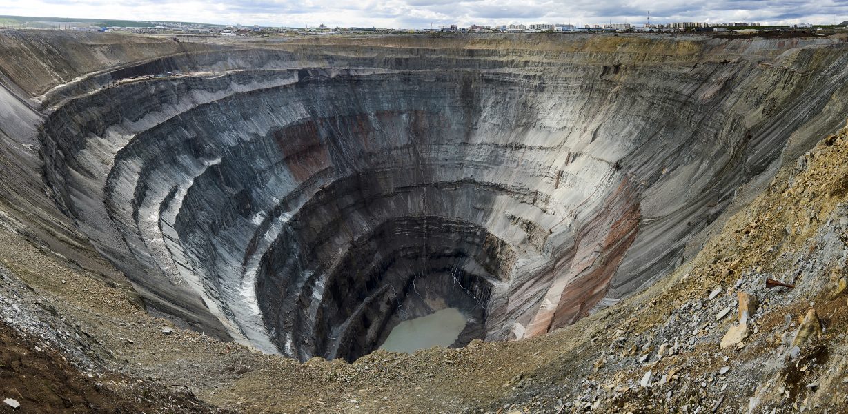 En uttjänt diamantgruva i östra Ryssland har lämnat ett stort sår i landskapet.