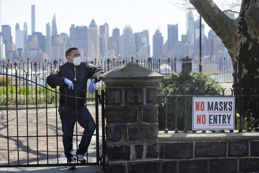 En vakt håller uppsikt vid en stängd park i New York på tisdagen.