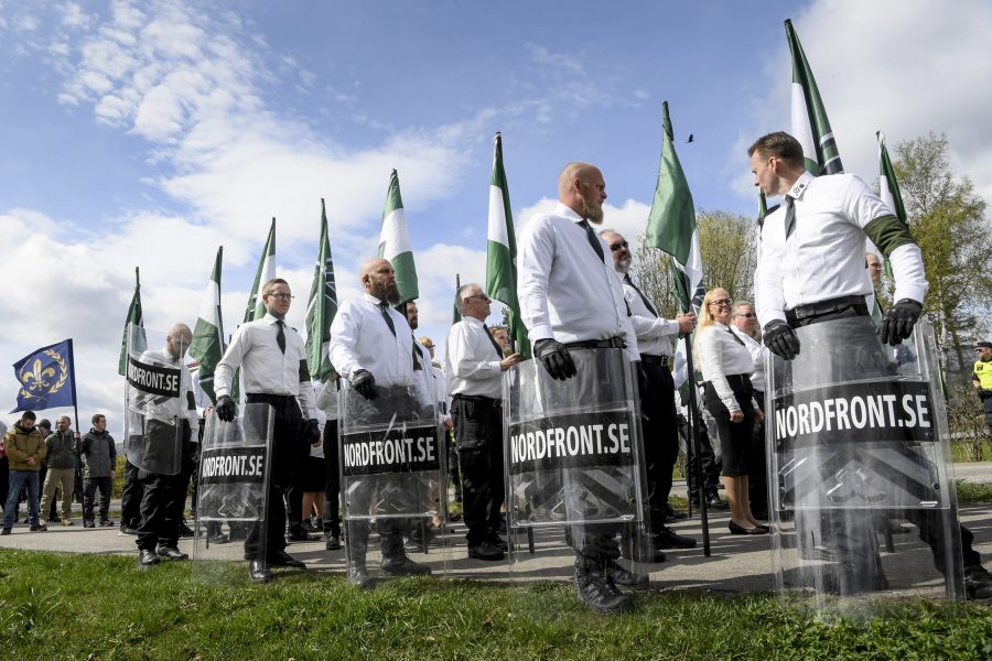 Den nazistiska organisationen Nordiska motståndsrörelsen (NMR) ställer upp sig inför en demonstration i Ludvika på första maj förra året.