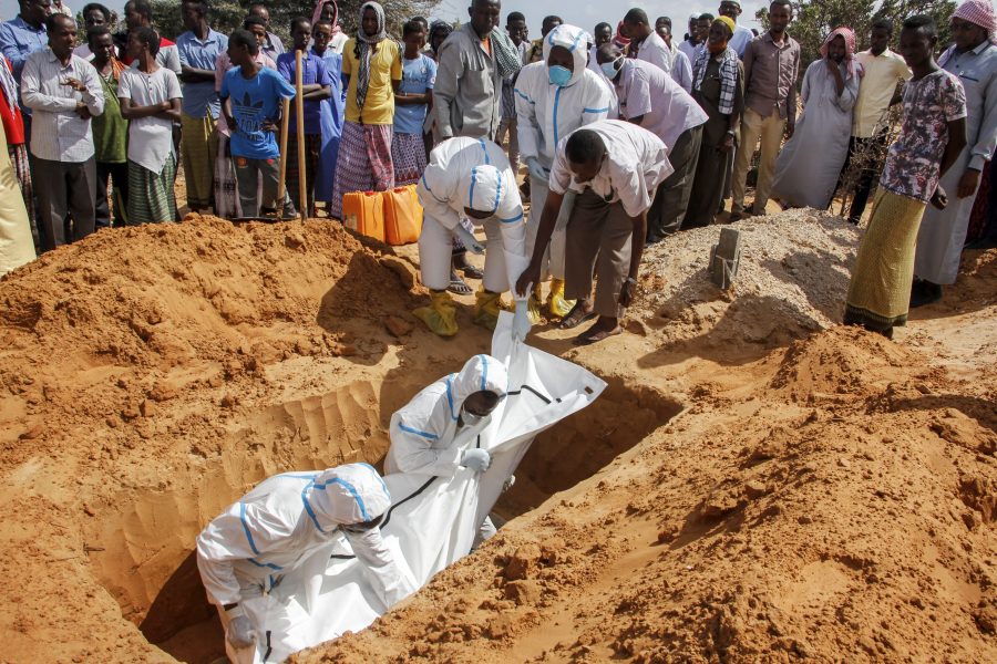Vårdpersonal i skyddsutrustning vid en begravning av en man som dött i covid-19 på en kyrkogård i Somalias huvudstad Mogadishu.