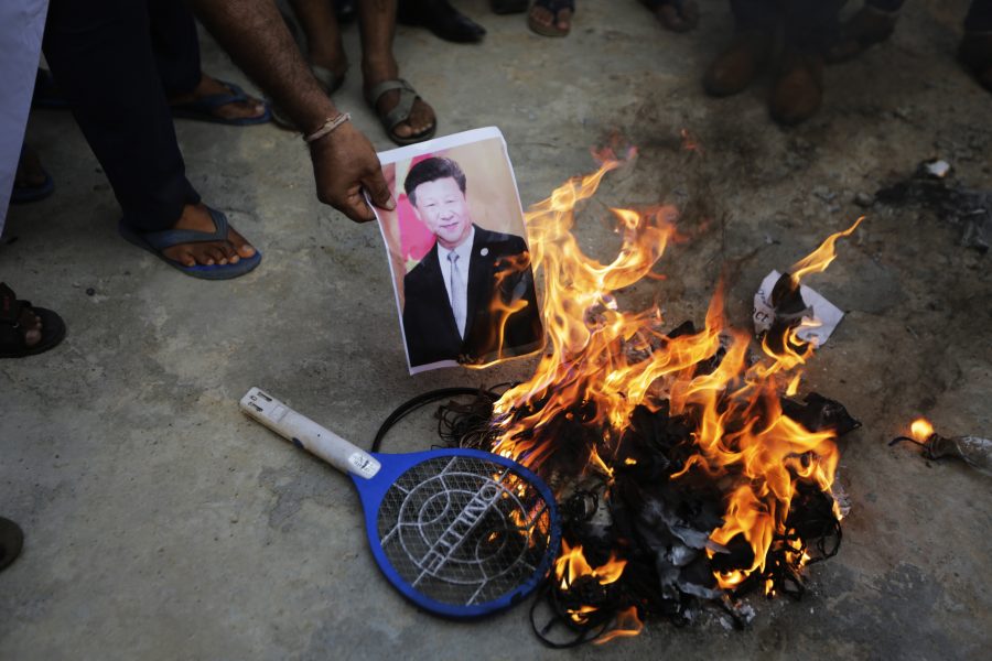 Demonstranter i indiska Ahmedabad bränner ett fotografi av Kinas president Xi Jinping efter att den latenta gränskonflikten mellan länderna blossat upp.