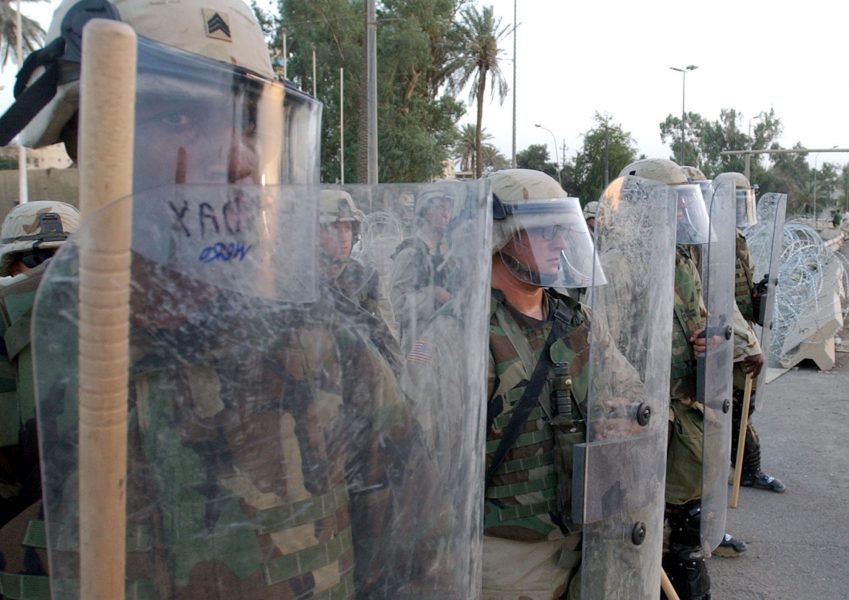 Ska detta bli en vanlig syn även på USA:s gator den närmaste tiden? Kravallutrustad amerikansk militär i Bagdad, Irak.