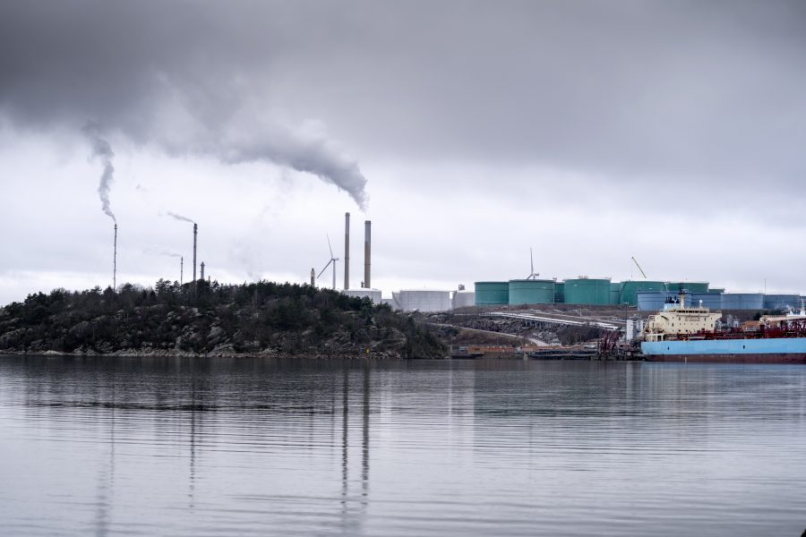 Mark- och miljööverdomstolen anser att Preems oljeraffinaderi i Lysekil bör få nytt miljötillstånd.