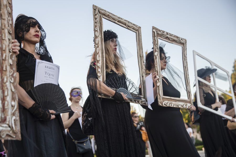 Lärare klädda i svart deltar i demonstrationen mot Greklands föreslagna demonstrationslag.