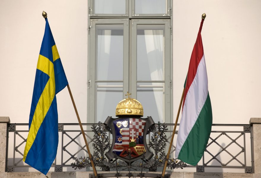 Svenska och ungerska flaggan utanför presidentkansliet i Budapest inför ett statsbesök.