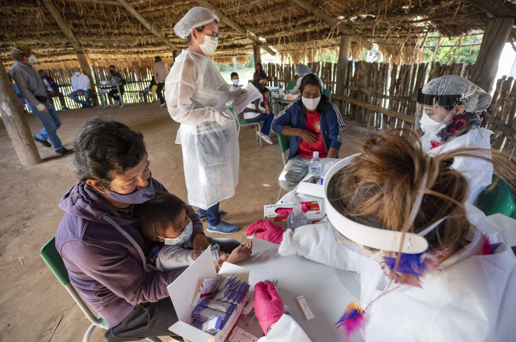 Medlemmar av Guarani Mimbya-folket erbjuds att testa sig för covid-19-viruset i sin by i Cananeia, Brasilien