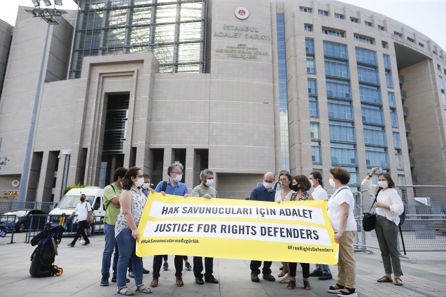 Amnesty protesterar utanför domstolsbyggnaden i Istanbul den 3 juli.