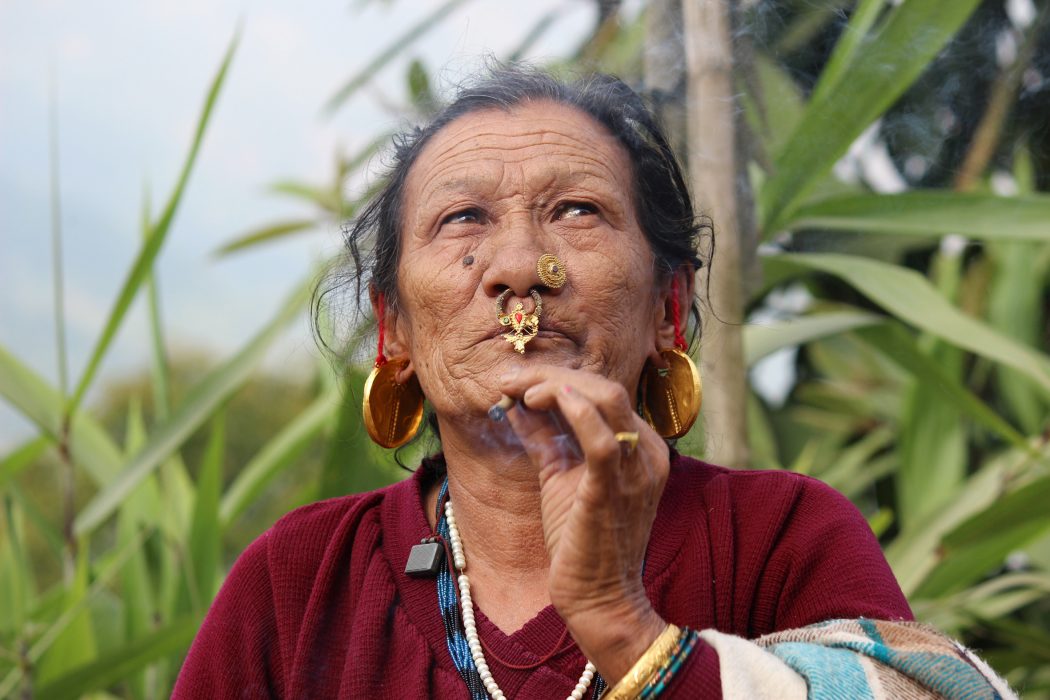 En matriark från ett ursprungsfolk i indiska delstaten Sikkim, vid foten av Himalaya, med stor traditionell kunskap om växter som kan användas för både mat och medicin