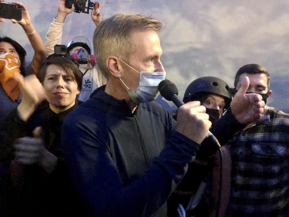 Portlands borgmästare Ted Wheeler talar till demonstranter natten mot torsdagen