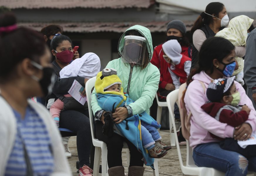 Kvinnor väntar på att vaccinera sina barn i Lima, Peru, den 26 juni.