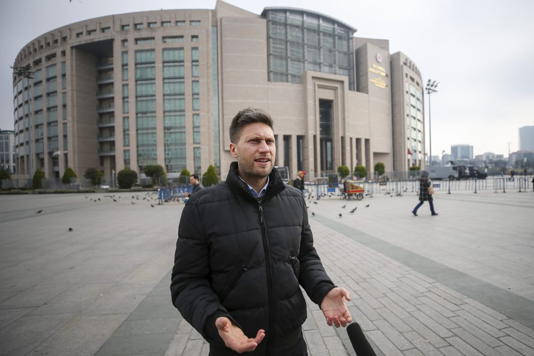 Andrew Gardner, Turkietutredare vid Amnesty International, talar med media under domstolsförhandlingarna som hölls i februari