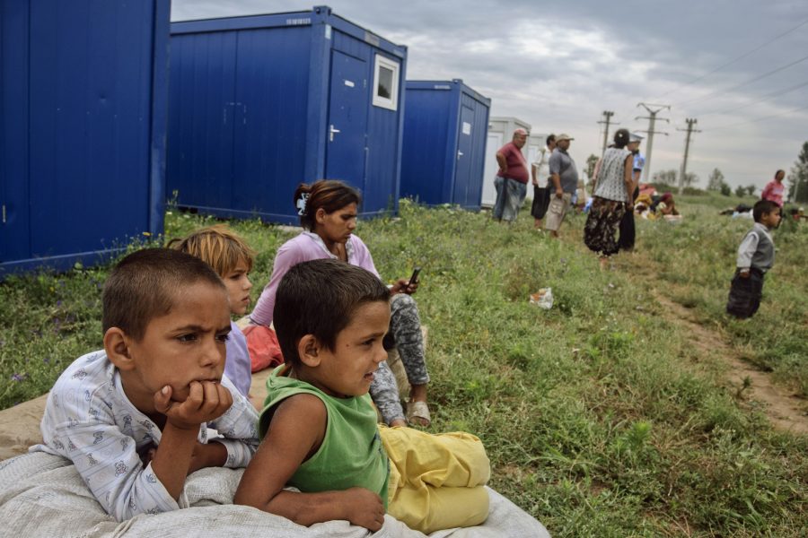 Romska familjer har blivit omflyttade till containerboenden av myndigheter i Rumänien sedan deras hus rivits då de saknade laglig grund.
