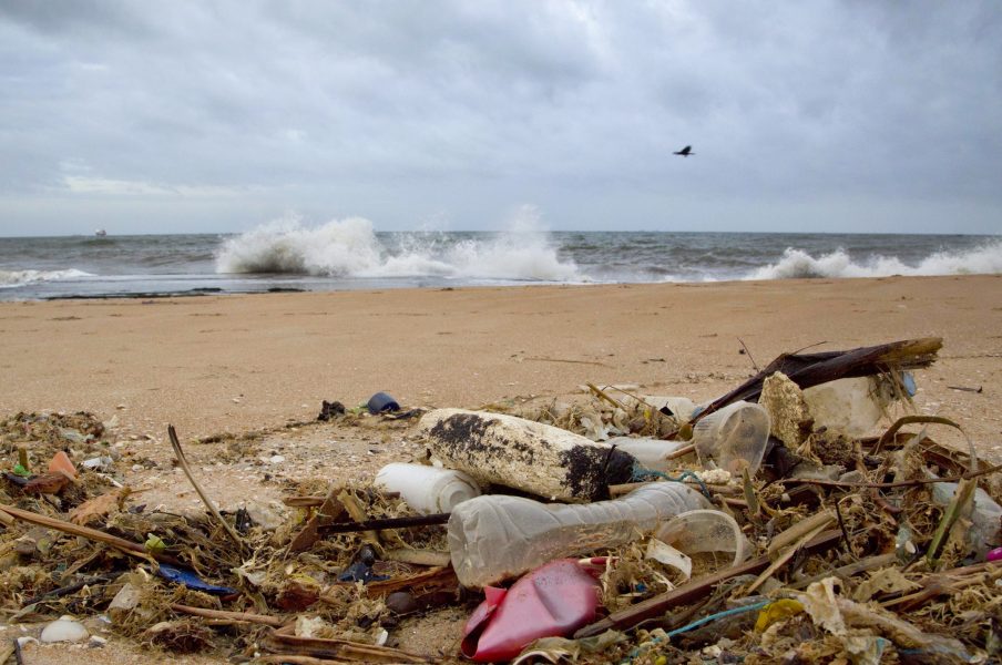 Med "business as usual" kommer utsläppen av plast om 20 år att motsvara 50 kg plast på varje meter kust runtom hela världen, enligt en ny rapport.