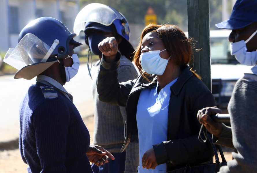 Polis griper en av de demonstrerande sjuksköterskorna i Harare.