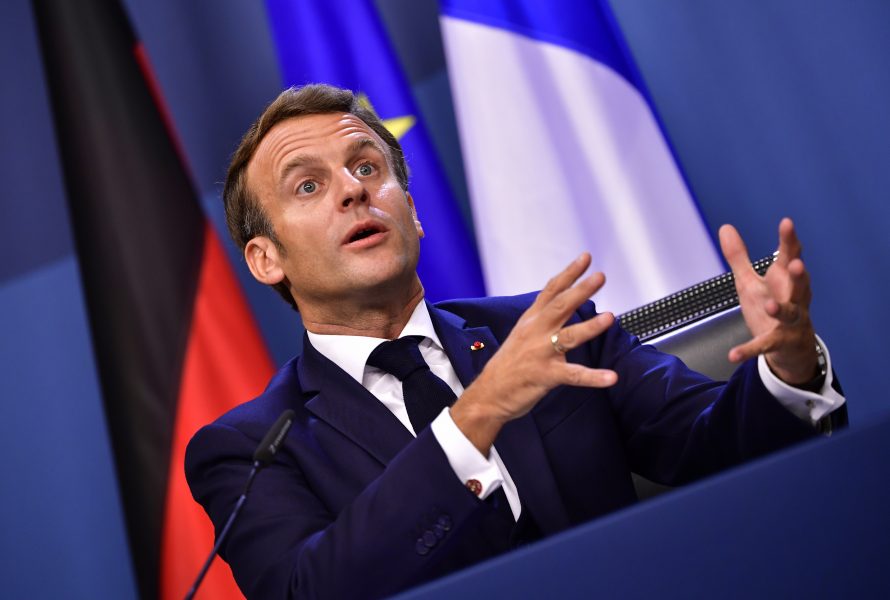 En nöjd Emmanuel Macron på en presskonferens efter toppmötet.