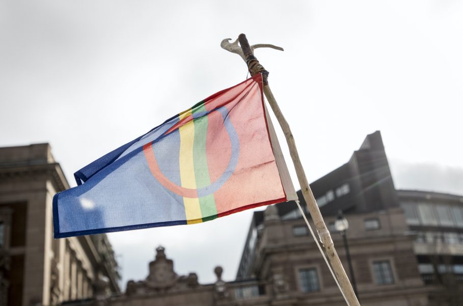 Samernas flagga framför den svenska riksdagen.