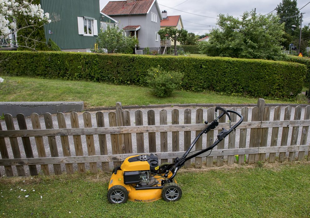 Att dela på exempelvis en gräsklippare i kvarteret är både bra för miljön och den sociala gemenskapen