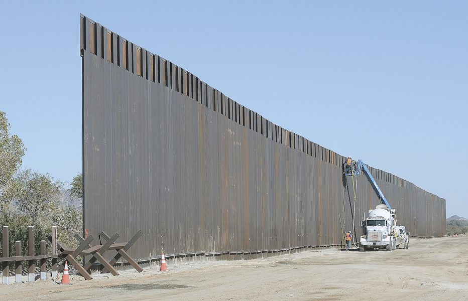 Invånarna i Laredo hoppas kunna stoppa färdigställandet av Donald Trumps mur mot Mexiko.