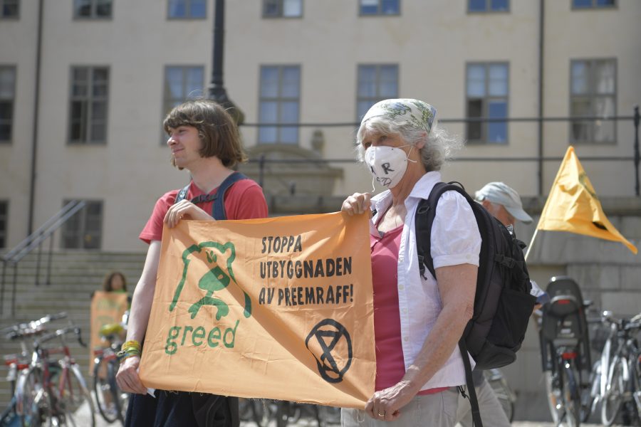 Demonstration vid Mark- och miljööverdomstolen i Stockholm, som den 15 juni gav bifall åt Preems ansökan om att utöka verksamheten vid raffinaderiet utanför Lysekil.