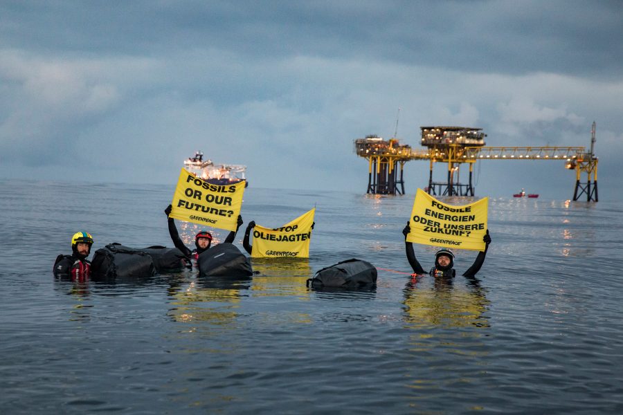 Aktivister från Greenpeace har simmat över ett danskt oljefält i Nordsjön för att protestera mot  Danmarks olje- och gasexploatering.