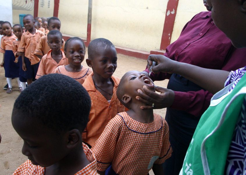 Sexåriga Mstura Foluke vaccineras mot polio i nigerianska Lagos 2004.