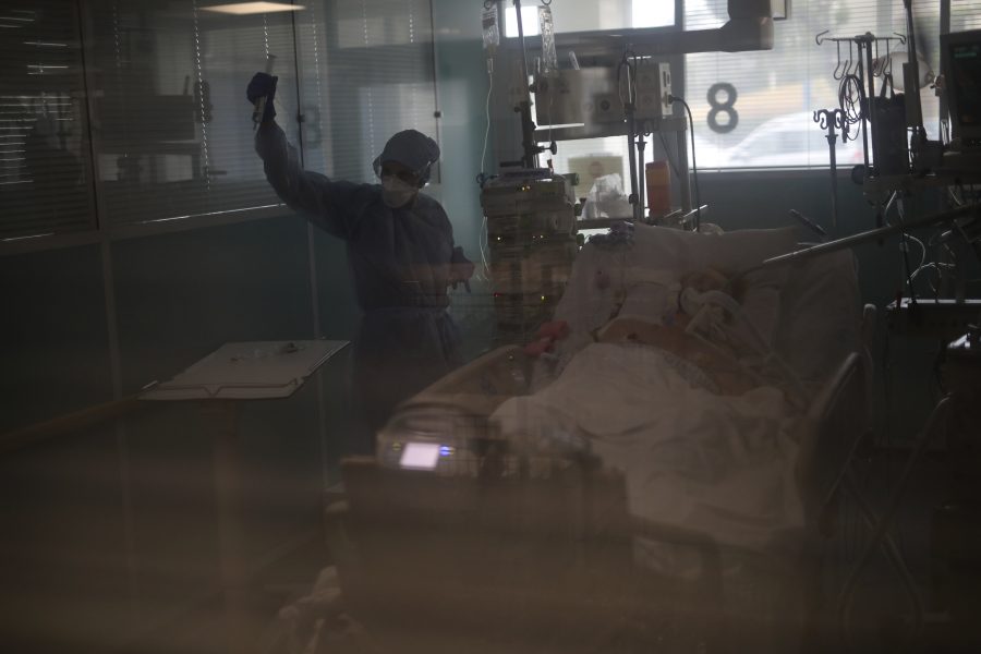 Vårdpersonal tar hand om en covidpatient på ett sjukhus i franska Marseille.