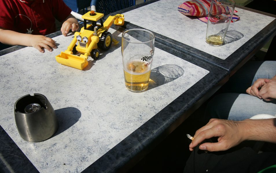  Barn som växer upp med föräldrar med problematisk alkoholkonsumtion har en ökad risk för känslomässiga, beteendemässiga och psykosociala problem, enligt en ny studie.