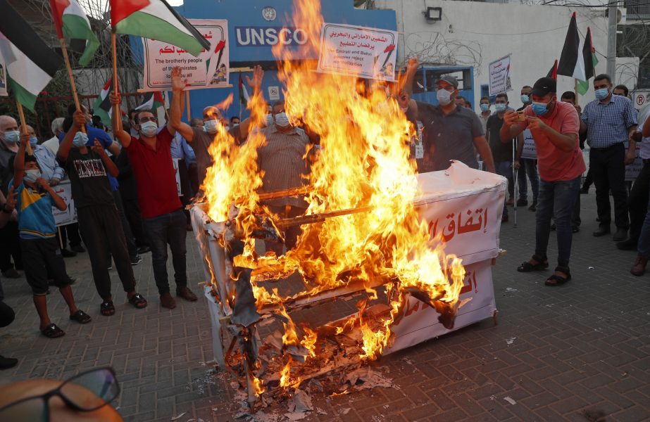 Palestinier brinner kistor som representerar fredsavtalet mellan Israel och arabstaterna Bahrain och Förenade Arabemiraten, som de menar normaliserar ockupationen av Palestina.