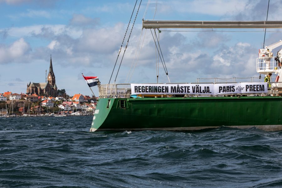 Rainbow Warrior ligger kvar i Gullmarsfjorden där arbetet med kampanjen ”Stoppa Preemraff” fortsätter.