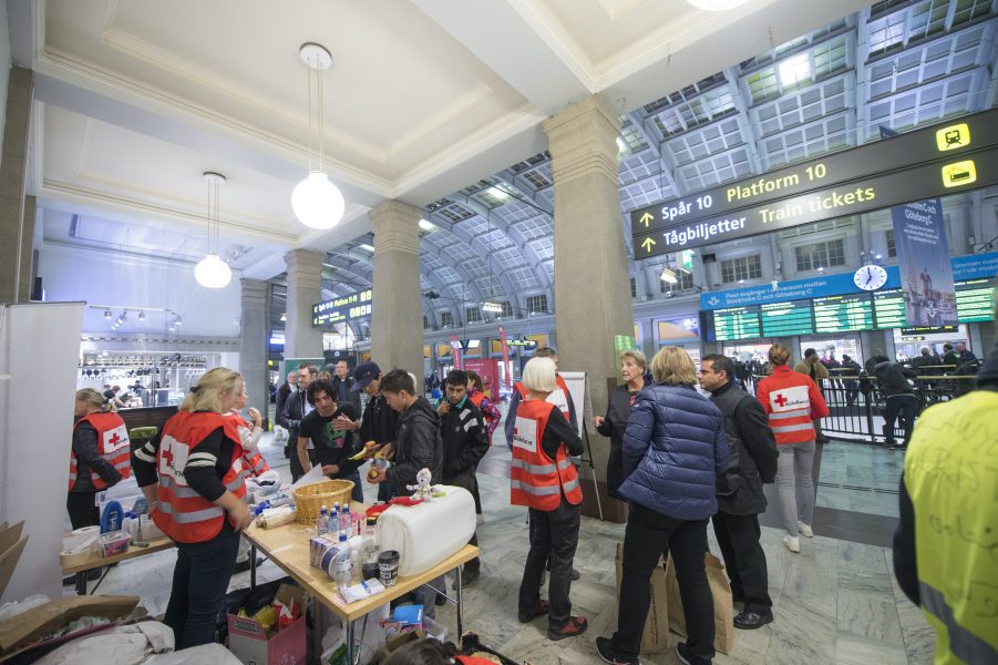 Personal från Röda korset på Stockholms central under flyktingvågen 2015.